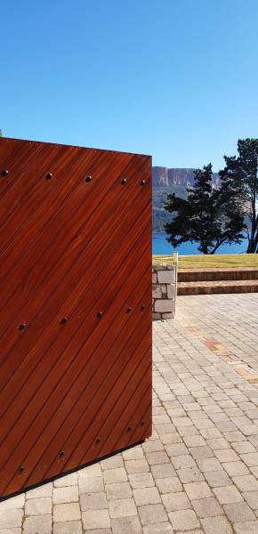 Réhabilitation d'un ancien portail avec de nouvelles lames de bois - MENUISERIE MD Marseille