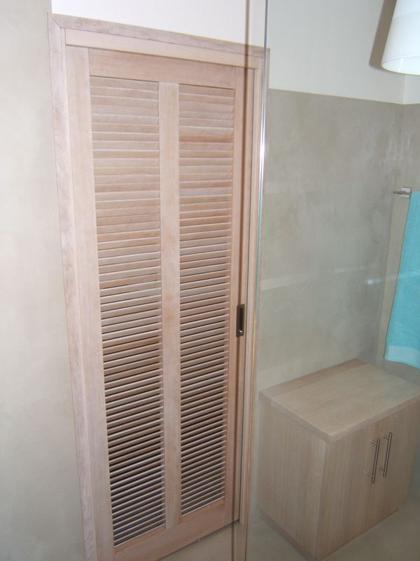 Salle de bain avec porte coulissante persiennée - MENUISERIE MD Marseille