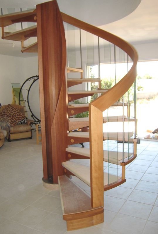 Escalier bois circulaire en hêtre et sipo - MENUISERIE MD Marseille