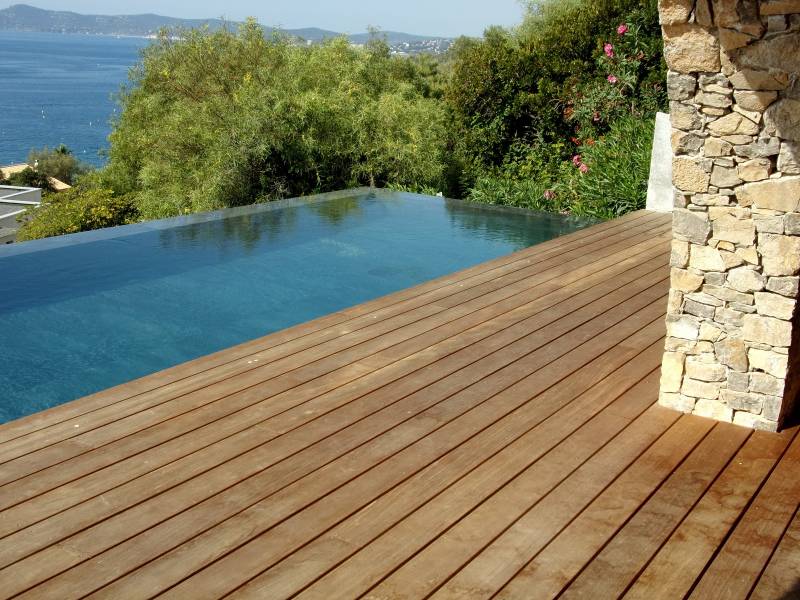 Terrasse bois devant piscine par MENUISERIE MD Marseille