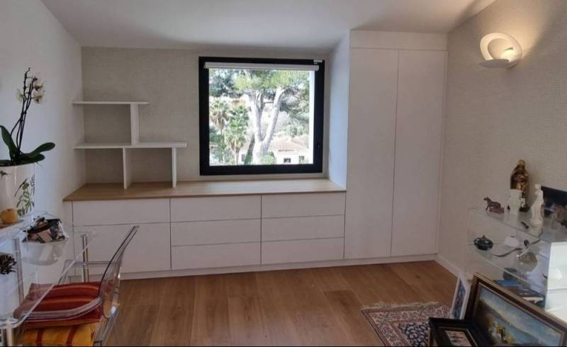 Création d'un espace de rangement sous-pente en blanc et chêne dans une maison à Marseille 13012 - MENUISERIE MD