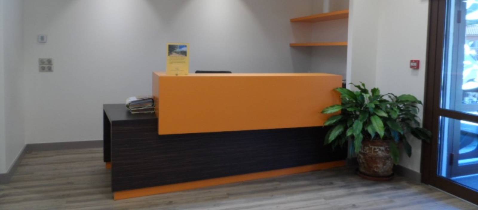 Bureaux, banques d'accueil et autres installations pour vos locaux seront réalisés par nos soins dans notre atelier de Marseille