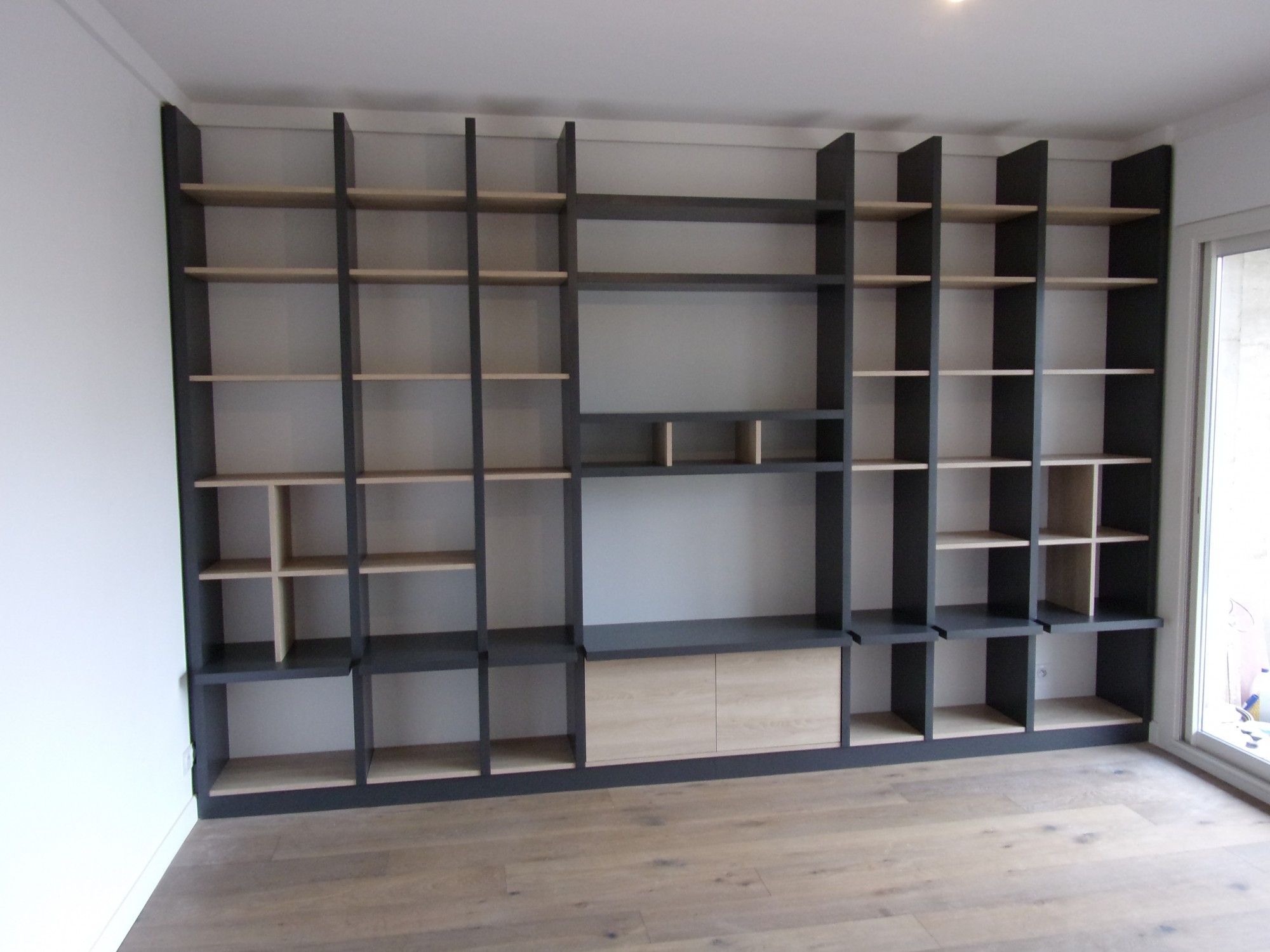 Création de bibliothèque murale en bois asymétrique destructurée Roquevaire