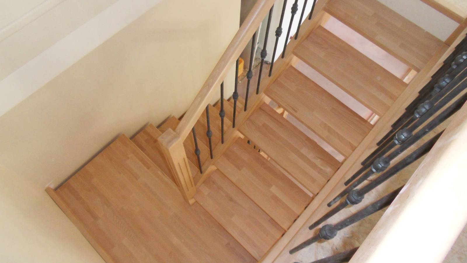 Escaliers et marches bois fabriqués à Marseille par MENUISERIE MD