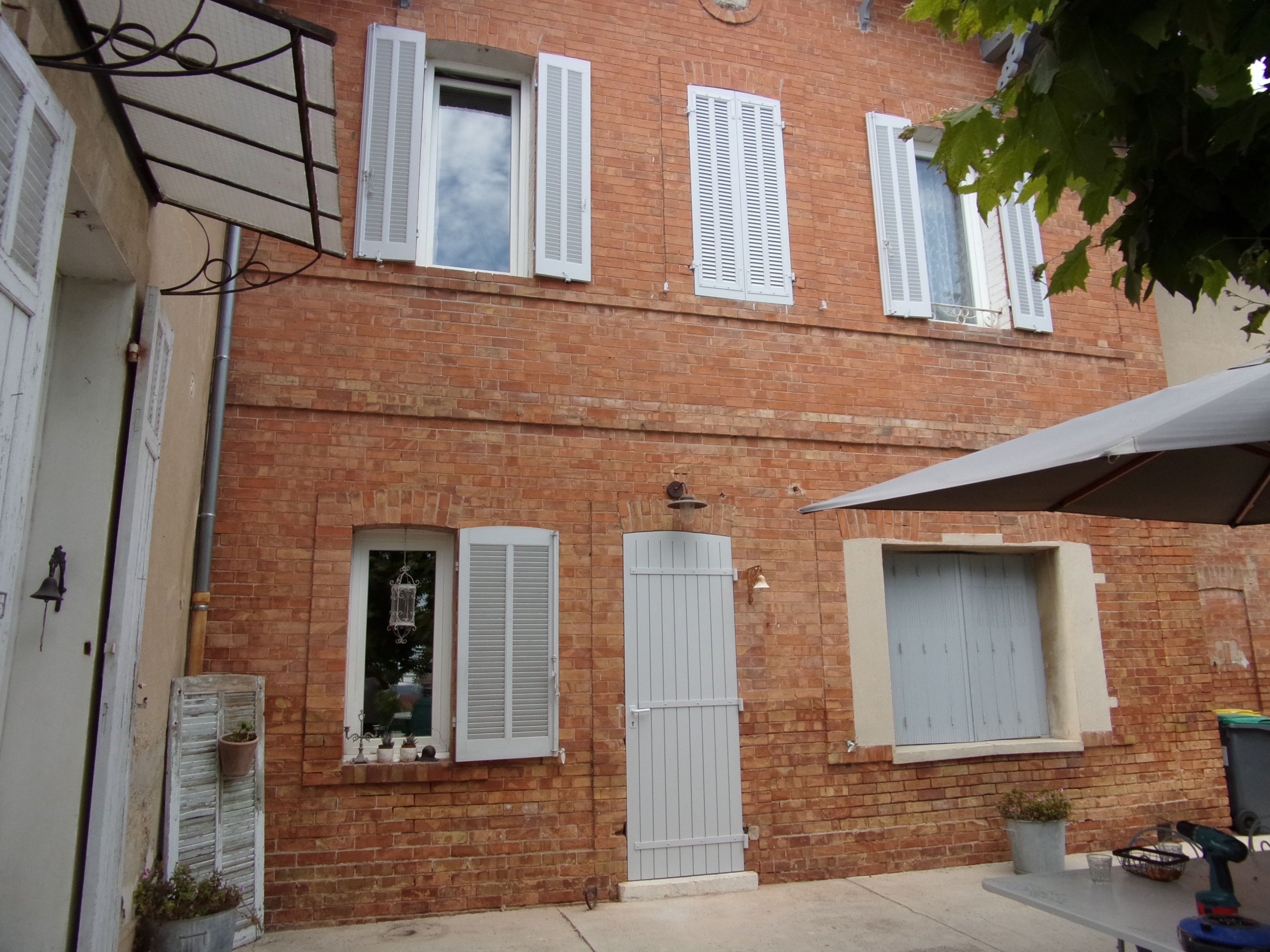 Fabrication et pose de volets à lames en bois sur mesure Roquevaire