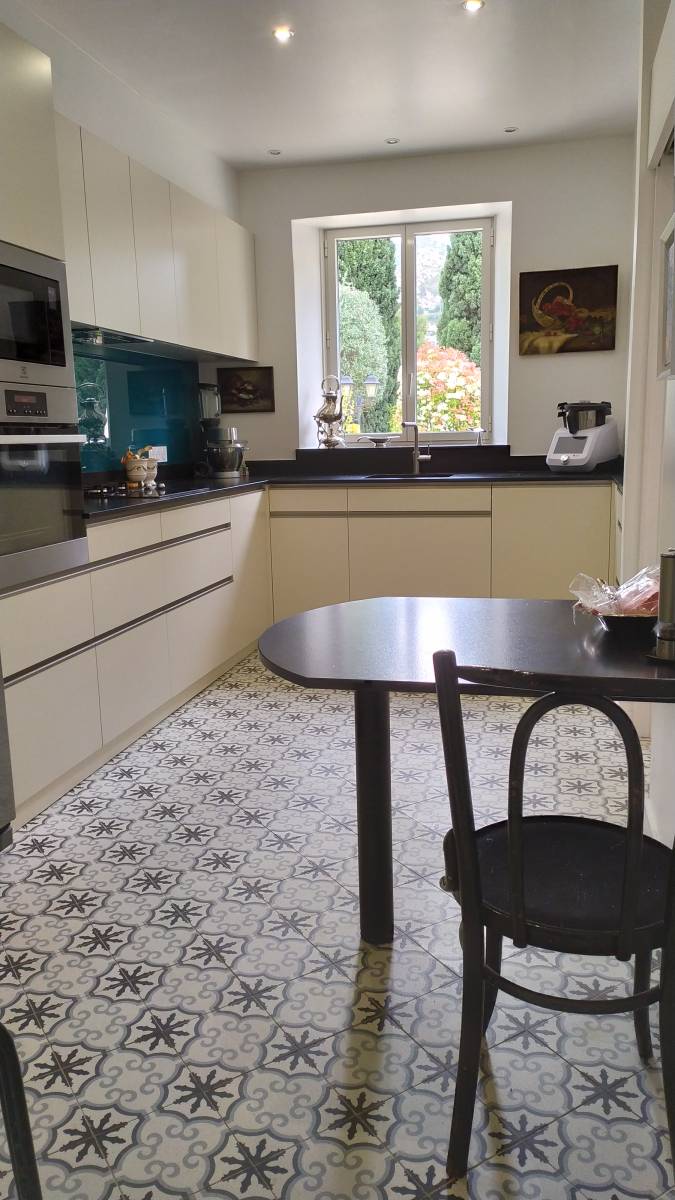 Menuisier pour cuisine sur mesure avec îlot central Cassis