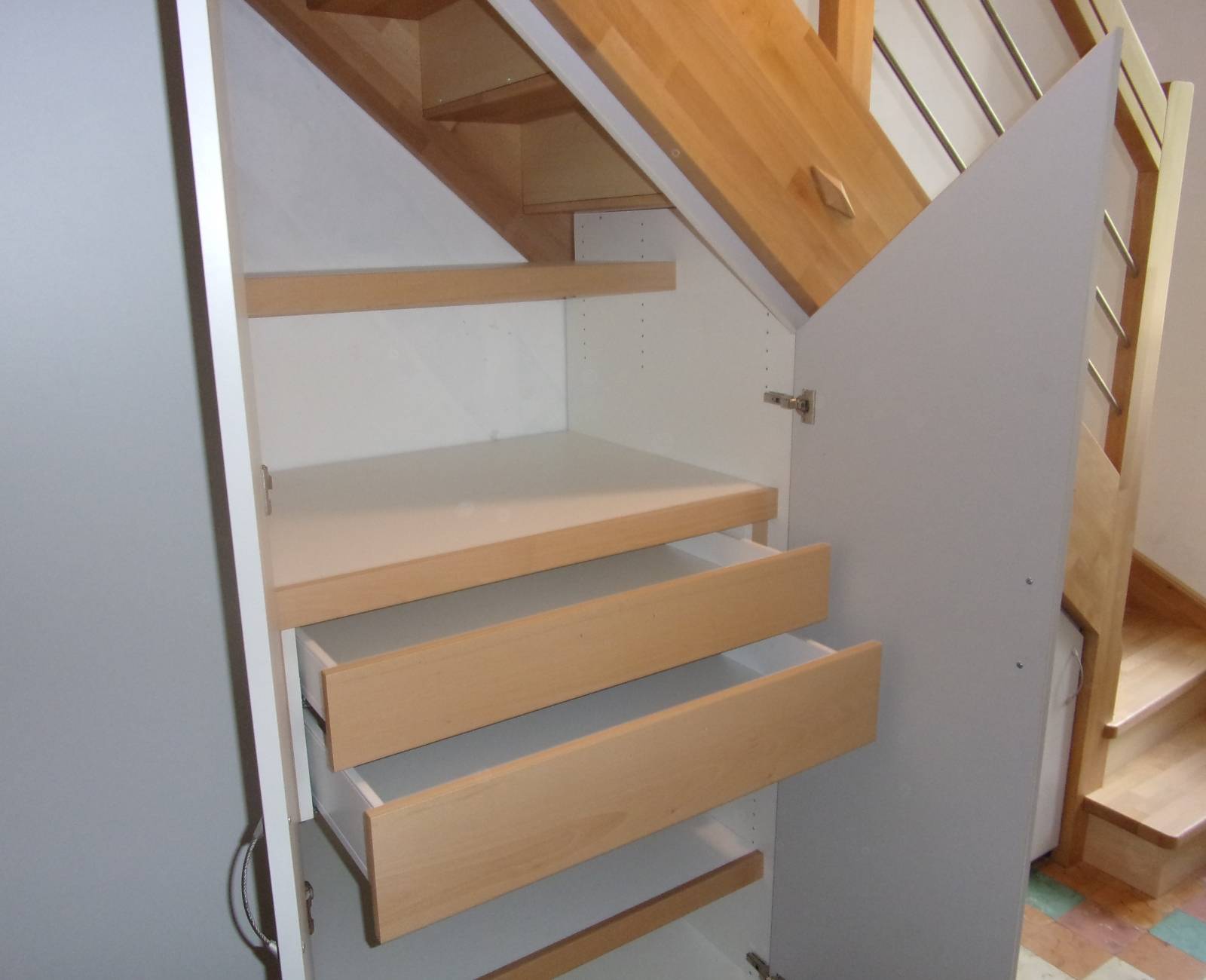 Compléments indispensables de l'escalier, MENUISERIE MD fabrique également des rampes, des gardes corps et des aménagements sous escalier dans son atelier de Marseille