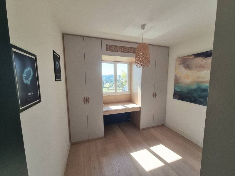 Réalisation sur mesure : un dressing avec bureau intégré en harmonie avec un pont de lit existant à Marseille - fermée