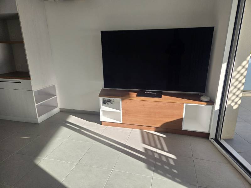 Meuble TV asymétrique sur mesure : design et fonctionnalité