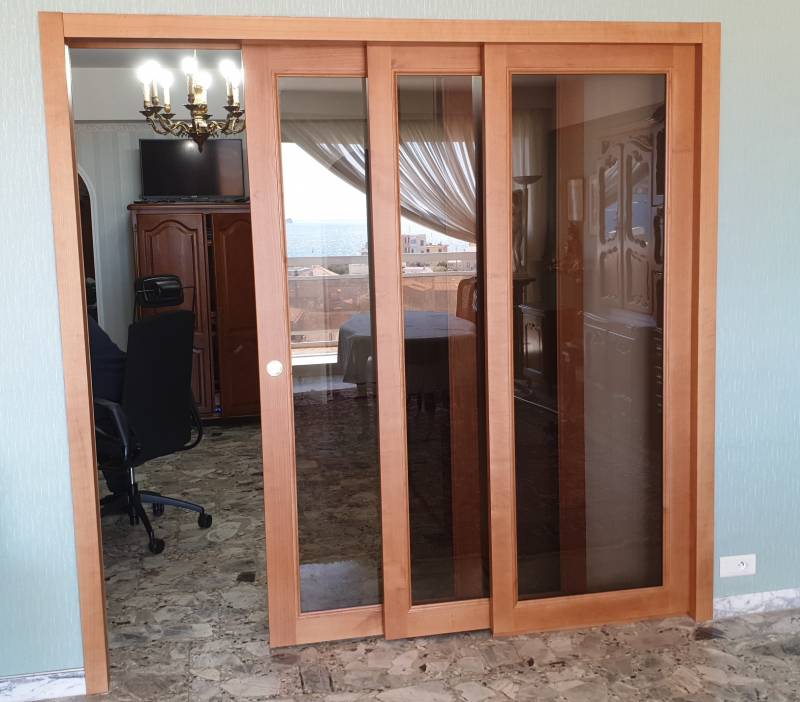 Ouverture des portes coulissantes en merisier massif par poignée cuvette - MENUISERIE MD MARSEILLE