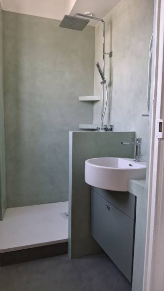 Fabrication d’un meuble vasque sur mesure avec plan vasque maçonné à Marseille-1