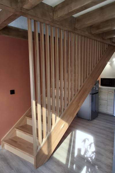 Escalier droit sur-mesure en hêtre vernis à Marseille-1