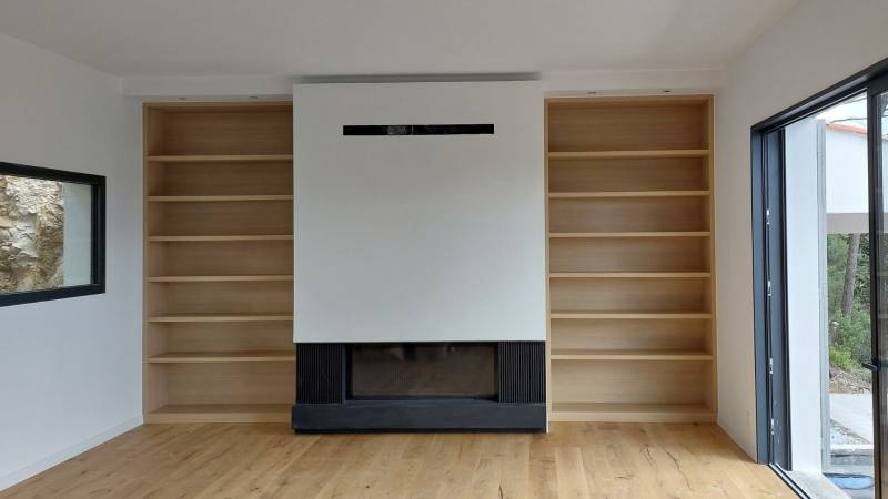 Bibliothèque en entourage de cheminée - fabrication en atelier à marseille