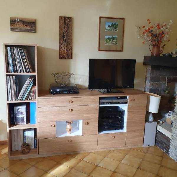 Fabrication sur mesure d’un aménagement TV en placage chêne – Réalisation MD Escaliers - Roquevaire-1