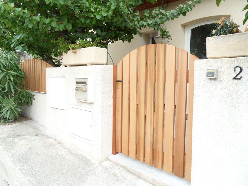 Portillon bois vue extérieure - MENUISERIE MD