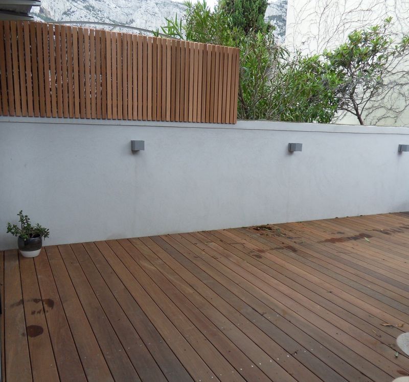 Terrasse en IPE ET pare vue en red cedar à Cassis - MENUISERIE MD MARSEILLE