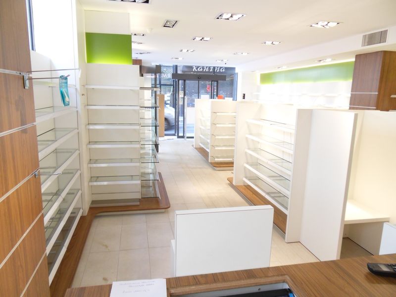 Aménagement d'une pharmacie à Marseille avec rayonnages - MENUISERIE MD Marseille
