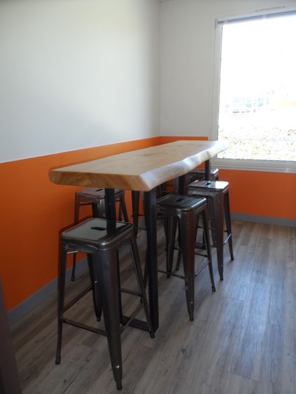 Table bois brut dans espace détente - MENUISERIE MD Marseille
