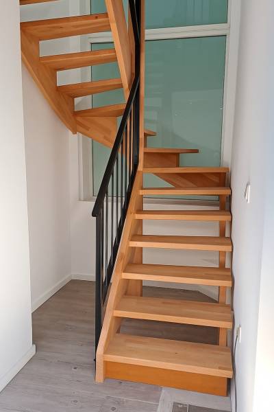 Escalier 3/4 tournant en hêtre – Réalisation MD Escaliers à Marseille