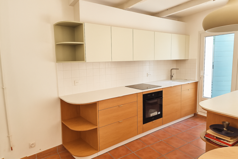 Une cuisine moderne et chaleureuse signée MD Escaliers à Marseille-1