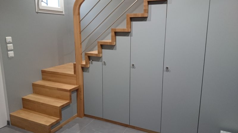 Escalier bois en hêtre verni naturel et aménagements sous escalier en médium peint en gris fabriqué par MENUISERIE MD dans son atelier de Marseille