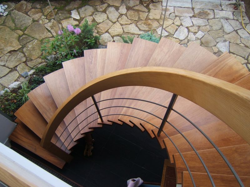 Escalier courbe à limon central - MENUISERIE MD