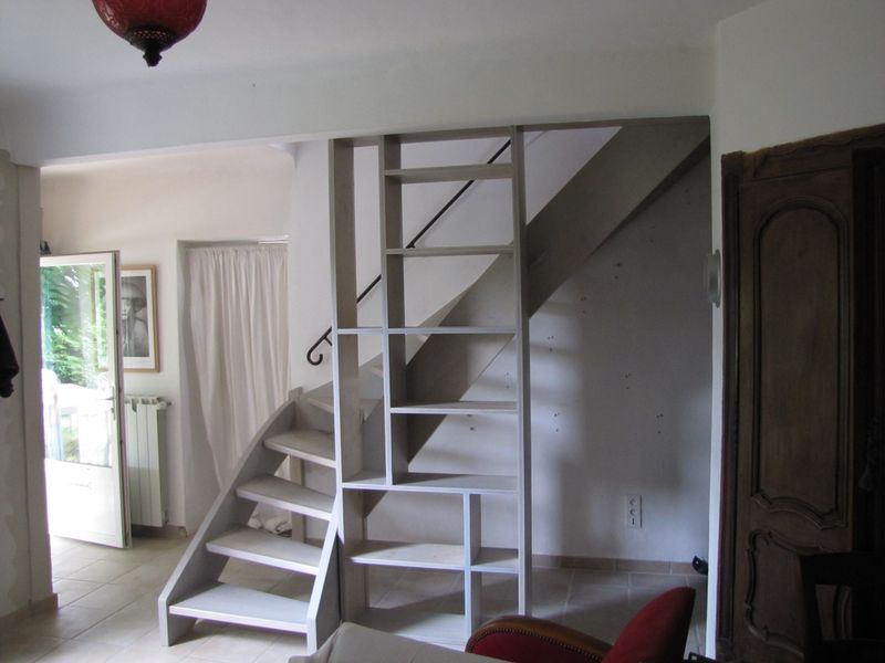 Escalier bibliothèque en sapin, sans contremarche - MENUISERIE MD