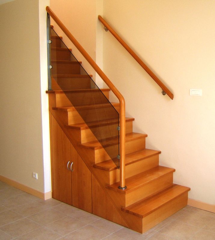Départ d'escalier droit en hêtre - MENUISERIE MD Marseille