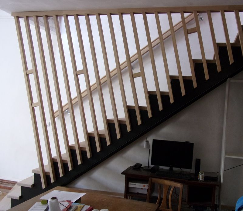 Escalier droit design en bois de chêne et laque noire  - MENUISERIE MD Marseille