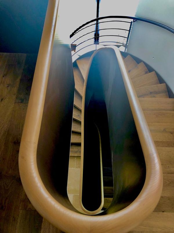 Rampe courbe en chêne massif sur 2 niveaux - MENUISERIE MD Marseille