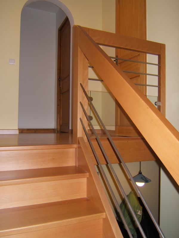 Marches et contremarches avec Garde corps rampant en hêtre à Aubagne - MENUISERIE MD
