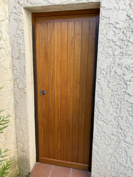 Porte extérieure en Niangon vernis – Fabrication artisanale sur mesure à Marseille - exterieur