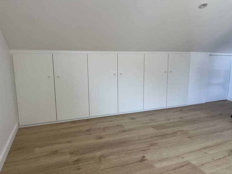Aménagement sous rampant : façades de placards sur mesure à Marseille-1
