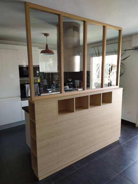Cloison/verrière en séparation de la cuisine et de la pièce à vivre. Fabrication sur mesure par MENUISERIE MD