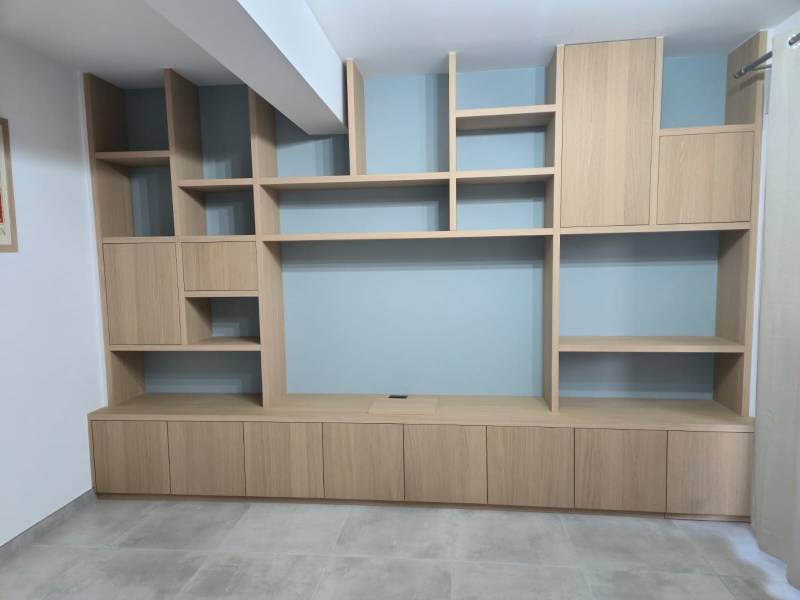 Aménagement mural sur mesure en Shinnoki – Une réalisation MD Escaliers à Aix-en-Provence