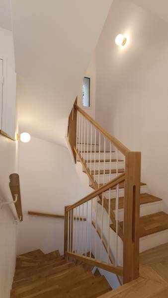 Fabrication d’une main courante et d’un garde-corps sur mesure en chêne verni à Marseille-1