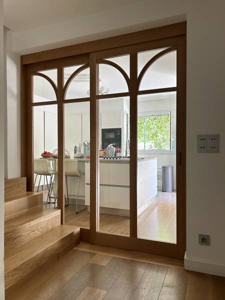Fabrication et installation d'une porte coulissante pour séparation entre l'entrée et la cuisine par Menuiserie MD à Marseille
