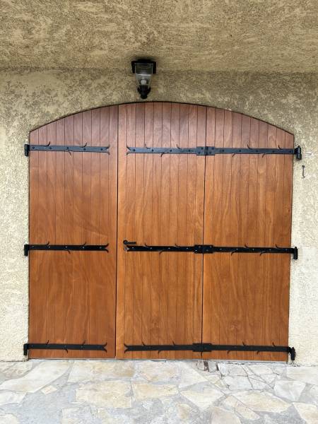 Fabrication et installation d’une porte de garage à 3 vantaux sur mesure à Marseille-2