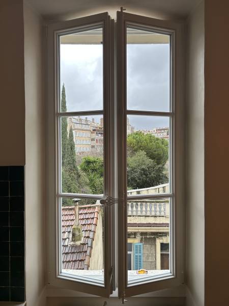 fenêtre bois 100% française espagnolette blanche