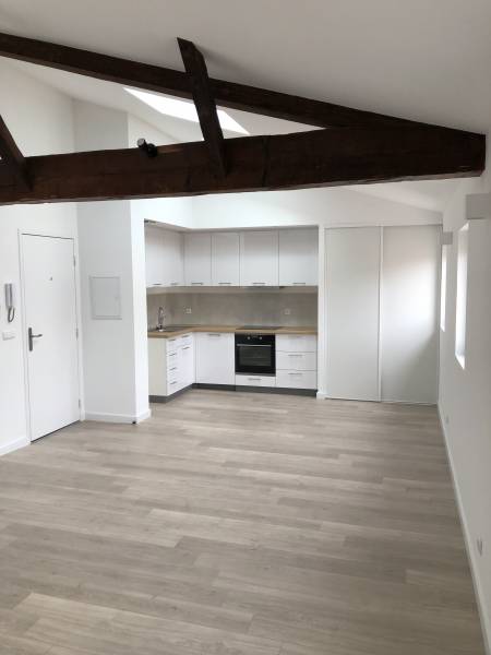 Fourniture et mise en place d'un parquet stratifié Quick Step par Menuiserie MD à Marseille, lors de la rénovation d'un appartement