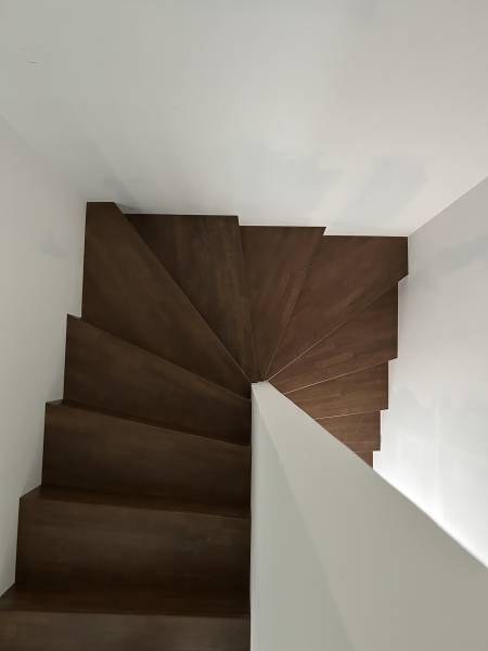 Escalier 2/4 tournant sur mesure en hêtre teinté à Marseille-1