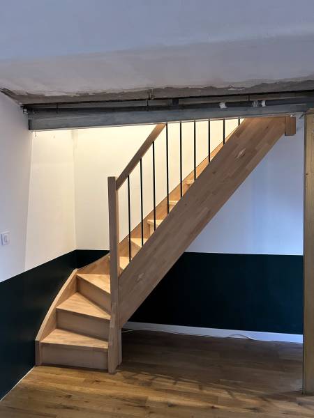 escalier 1/4 tournant en hêtre vernis
