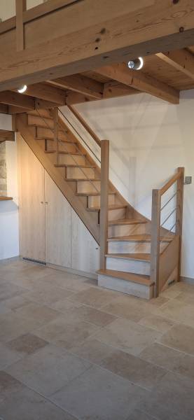 Escalier en hêtre teinté vernis chêne claire - après intervention MD-1