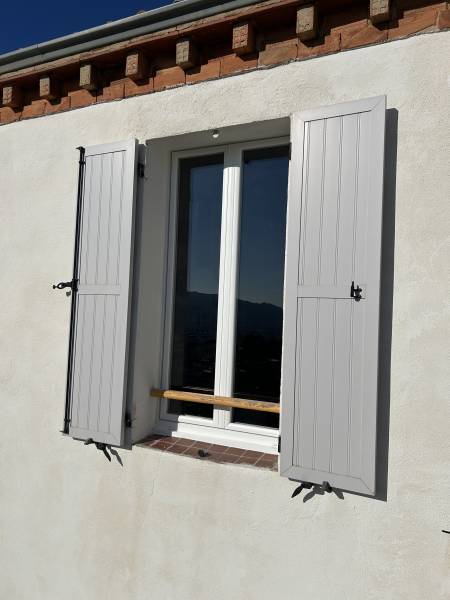 Une fenêtre oscillo-battante de Ht 1900 x L 1000 mm, pratique et sécurisée.