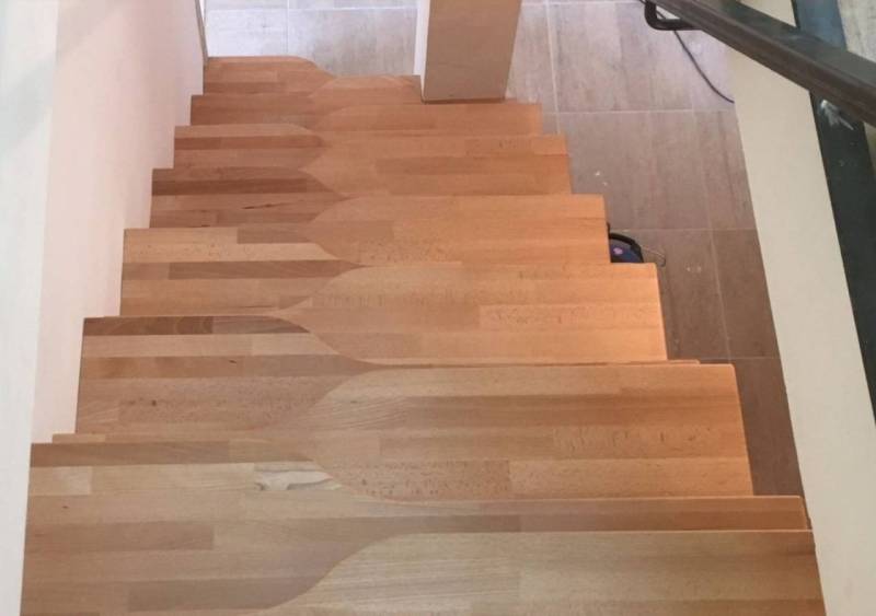Rénovation et habillage en bois de hêtre lamellé collé  pour les marches d'un escalier béton - MENUISERIE MD Marseille
