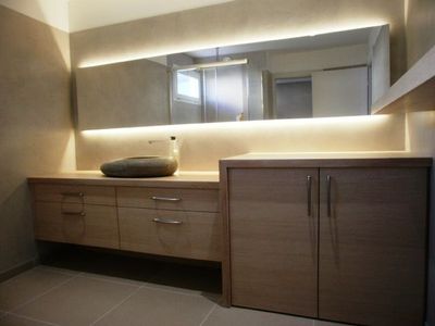 Notre zone d'activité pour ce service Aménagement de salle de bain haut de gamme avec meubles sur mesure et plan de travail